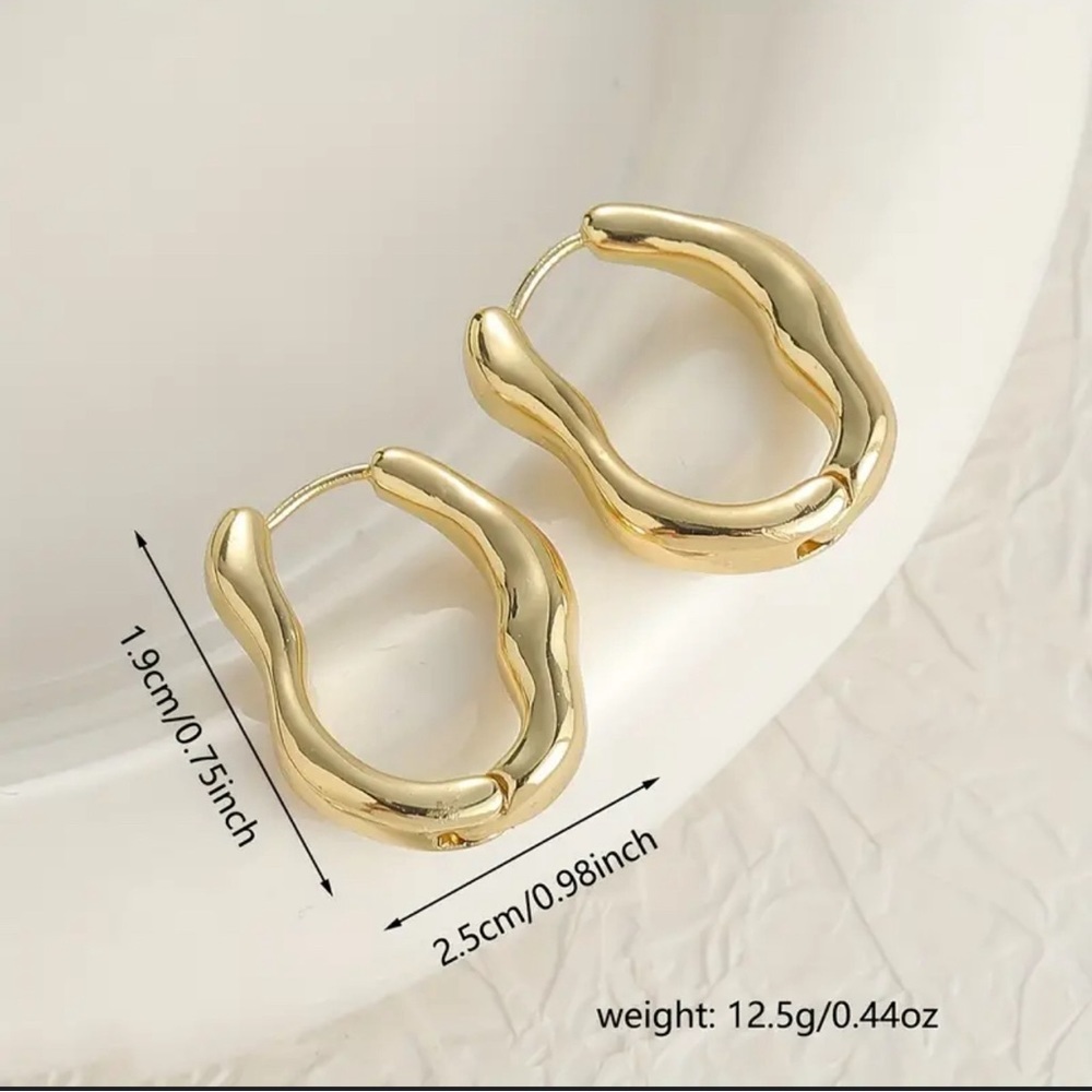 Gold wavy abstract hoop earrings ✨ - Picture 3 of 3